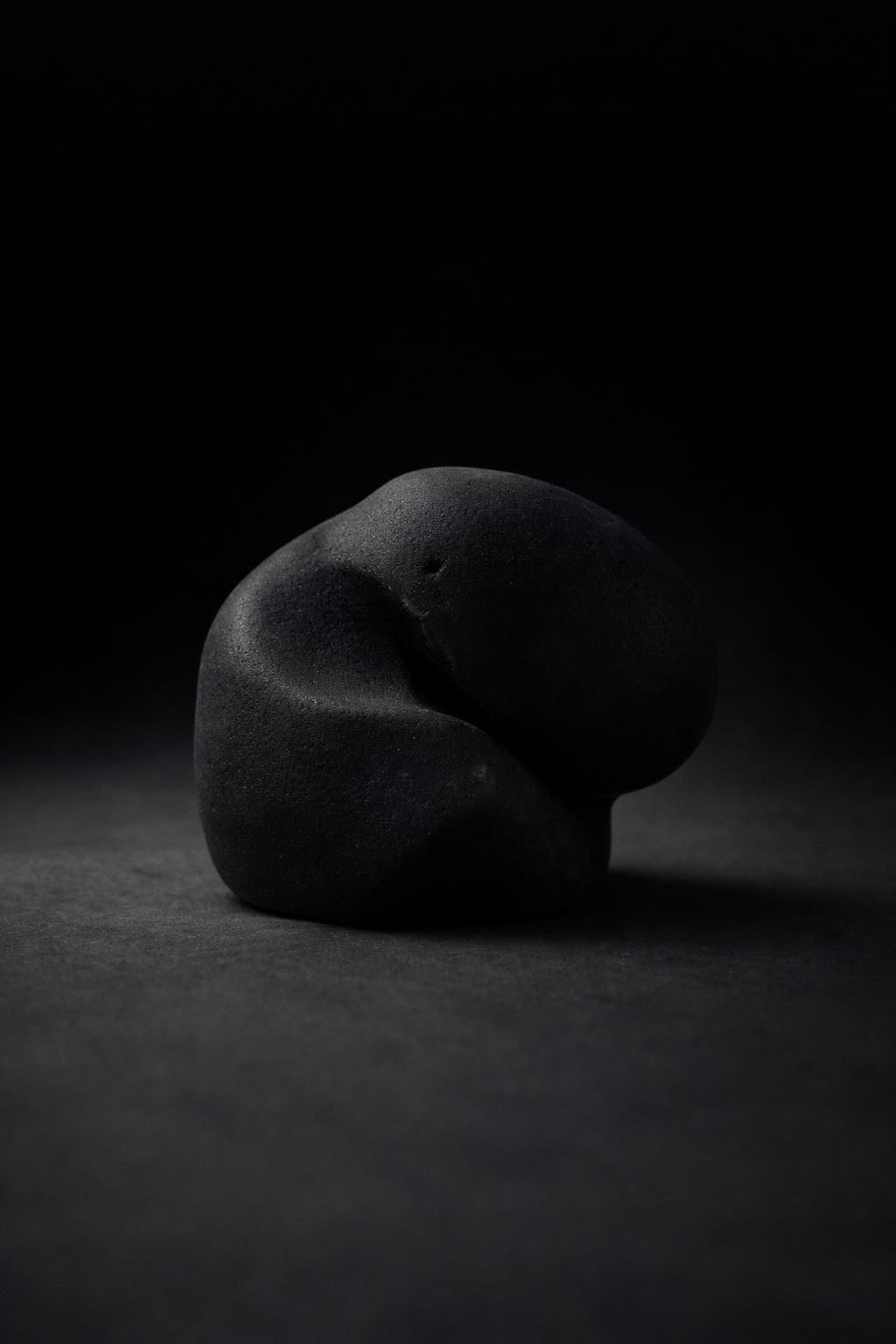🖤 “The Weight of Quiet Decisions”
1/1 NFT Ordinal
A single obsidian form.
No shine. No noise. No ex…
