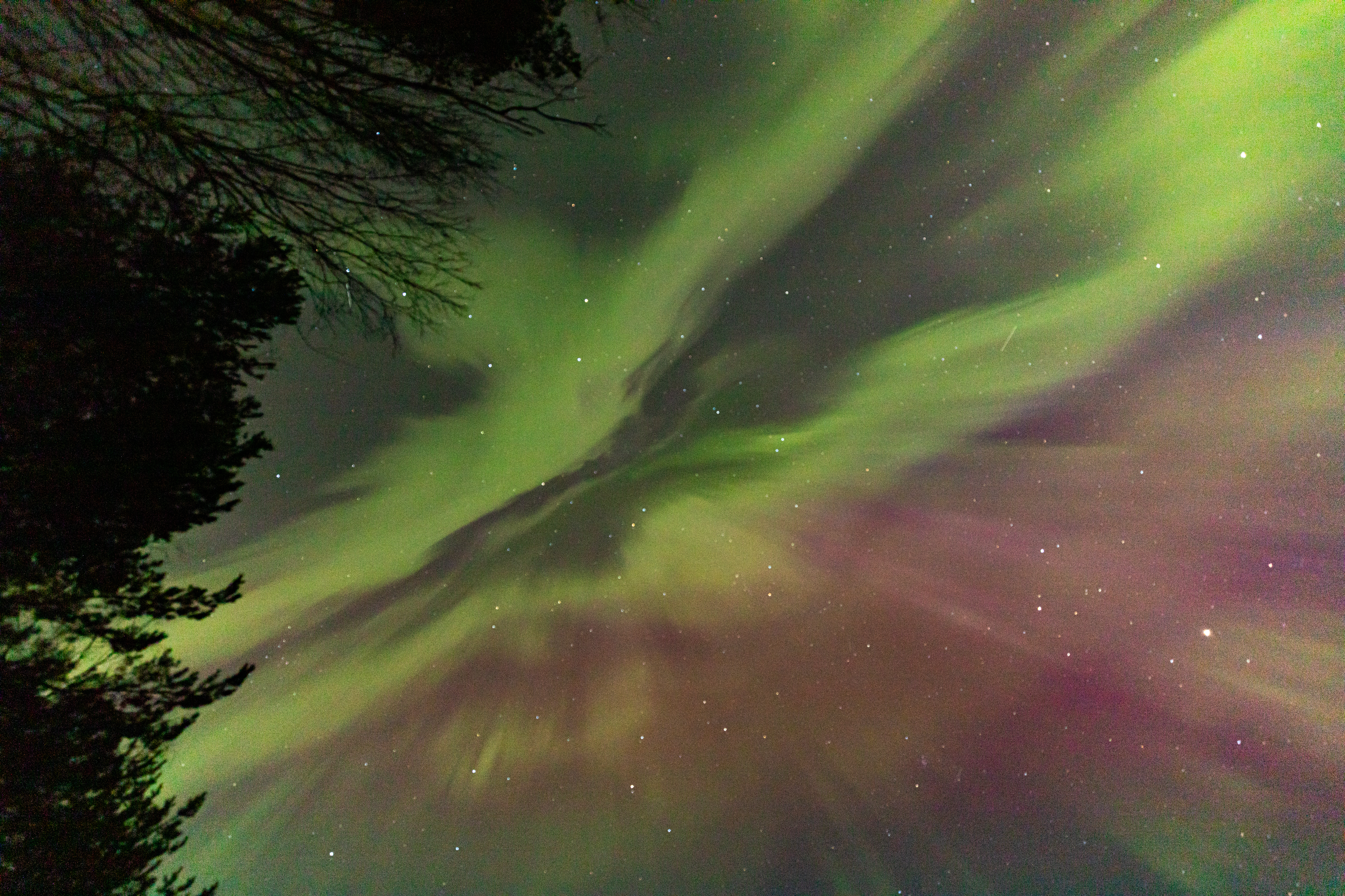 Flaming sky.
#NorthernLights #photography #Kontiolahti #Finland