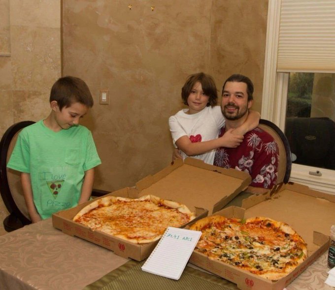 On may 2010, 10,000 Bitcoin for two pizzas.
Today, that order looks legendary. 🍕₿
Happy Bitcoin Piz…