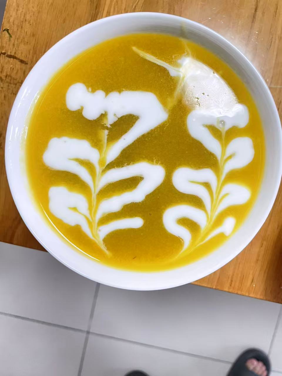 Today is Mother’s Day. I made a bowl of pumpkin soup for my mom and decorated it with sugar‑free yo…