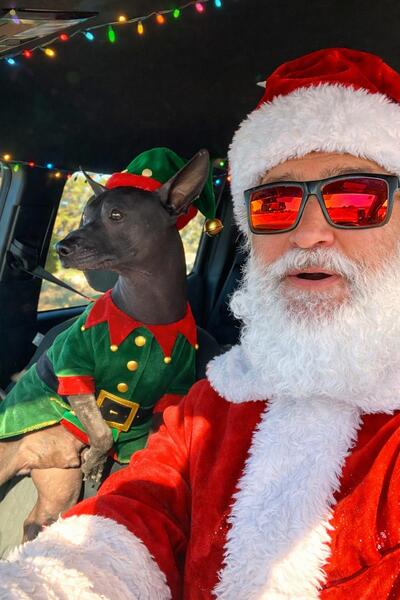 🎅✨ ¡Navidad con estilo Xolo! Juan Aragón nos comparte este momentazo con Huitzi Ramírez: Santa en e…