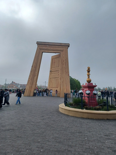 Yesterday visit Plopsa Parc West Belgium.
The huge door at the entrance.
