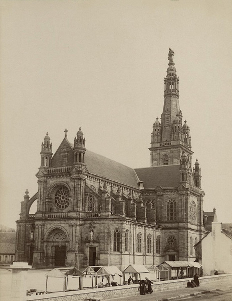 Sainte-Anne-d'Auray's basilica, 1875 Crafted solely with a hammer and chisel, without a single spar…