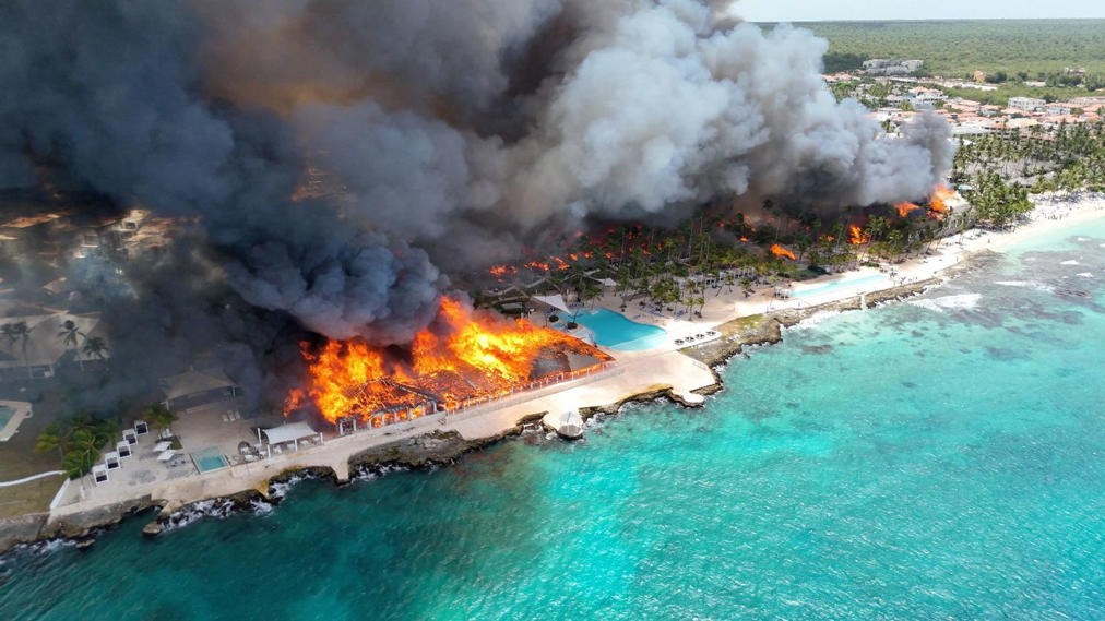 Not suspicious at all !!!
A woman has died and almost 1,700 tourists have been evacuated after a ma…